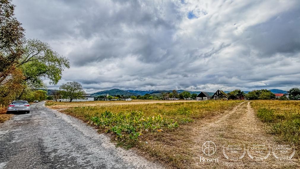BOSEN | Rovinatý pozemok v obci Kuchyňa vhodný na stavbu rodinného domu