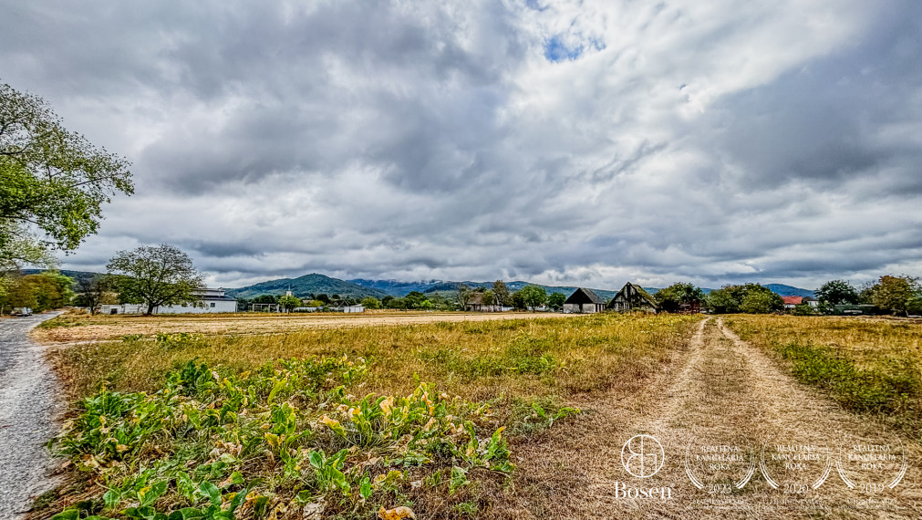 BOSEN | Rovinatý pozemok v obci Kuchyňa vhodný na stavbu rodinného domu