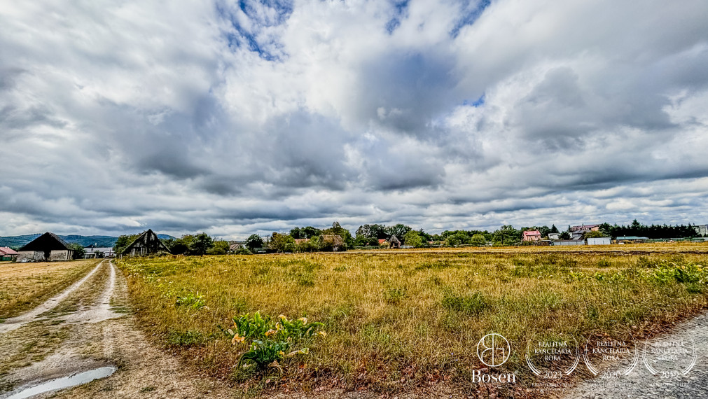BOSEN | Rovinatý pozemok v obci Kuchyňa vhodný na stavbu rodinného domu