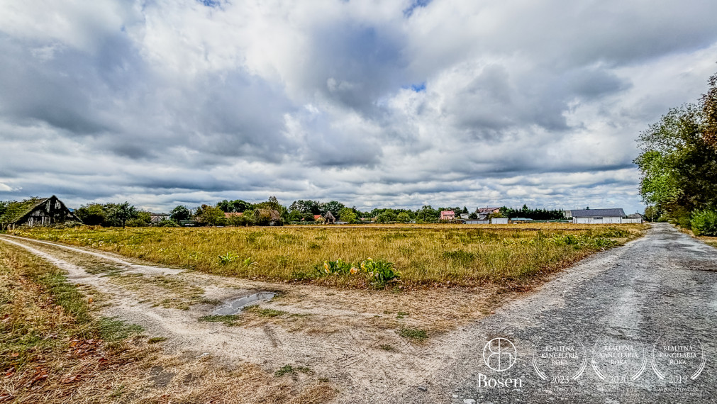 BOSEN | Rovinatý pozemok v obci Kuchyňa vhodný na stavbu rodinného domu