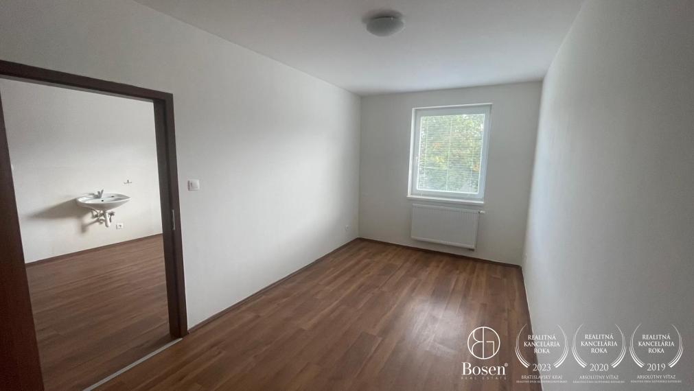 BOSEN | Na prenájom nebytový priestor s 3 miestnosťami