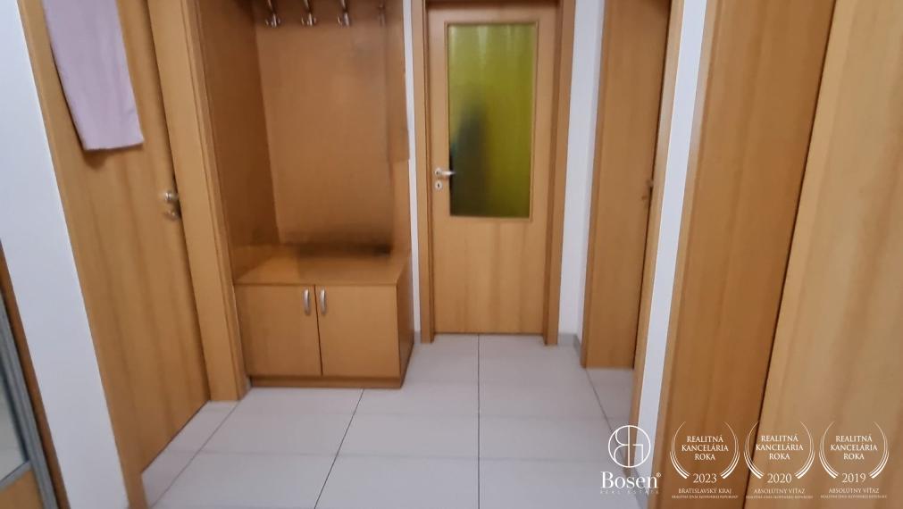 BOSEN | Na predaj  2-izbový byt, blízko autobusovej a vľakovej stanici v meste Dunajeská Streda
