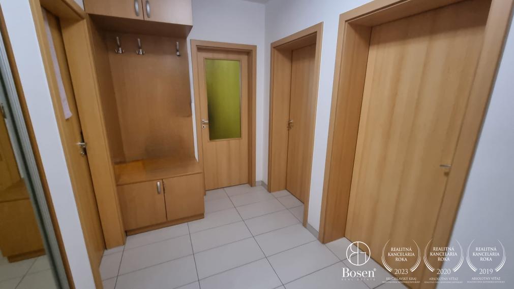BOSEN | Na predaj  2-izbový byt, blízko autobusovej a vľakovej stanici v meste Dunajeská Streda