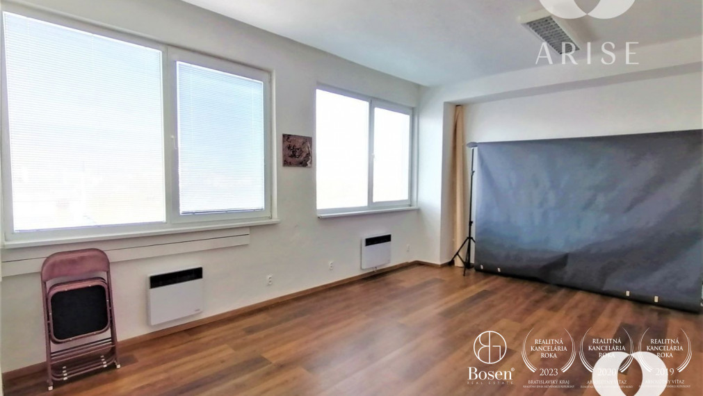 Na prenájom rôzne veľkosti kanc. priestorov v Novom Meste s výborným parkovaním