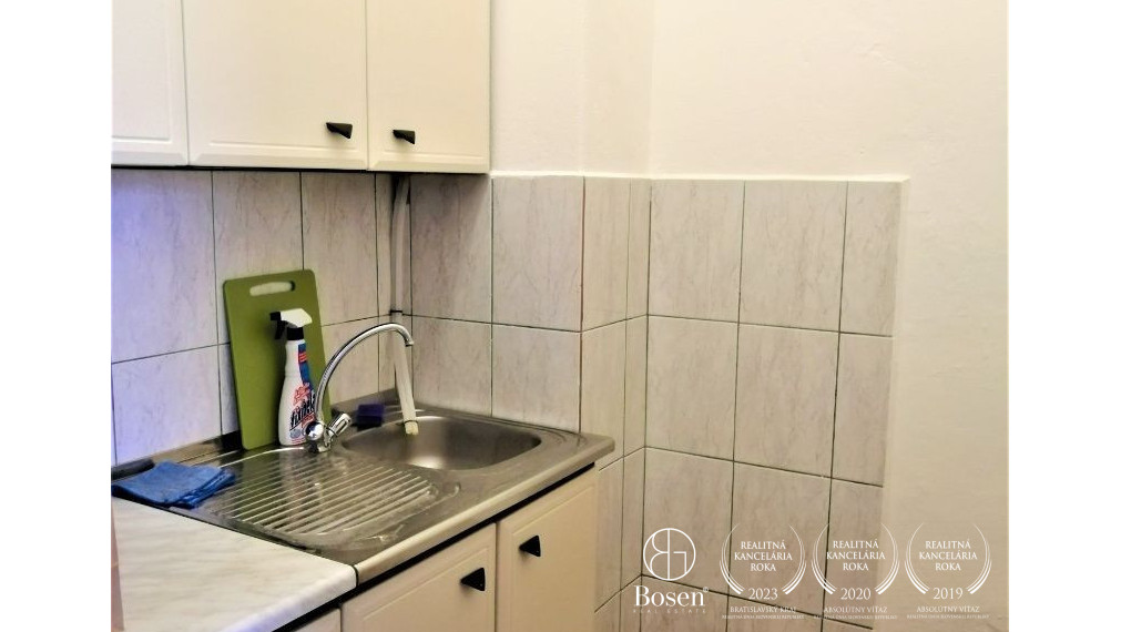 Na prenájom rôzne veľkosti kanc. priestorov v Novom Meste s výborným parkovaním