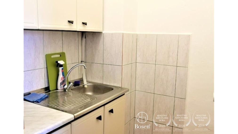 Na prenájom rôzne veľkosti kanc. priestorov v Novom Meste s výborným parkovaním