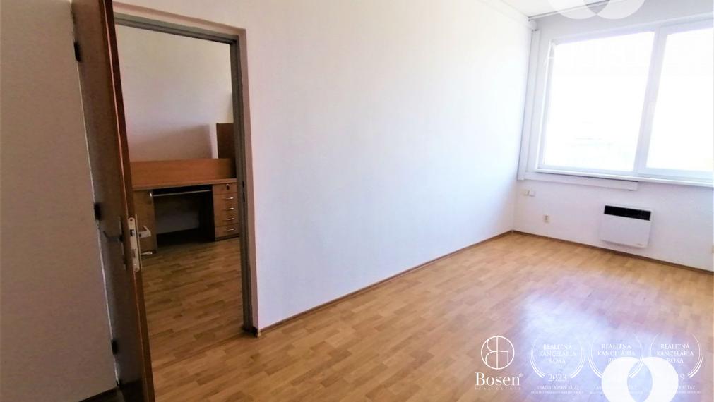 Na prenájom rôzne veľkosti kanc. priestorov v Novom Meste s výborným parkovaním