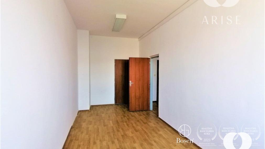 Na prenájom rôzne veľkosti kanc. priestorov v Novom Meste s výborným parkovaním