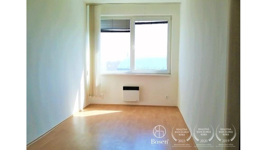 Na prenájom rôzne veľkosti kanc. priestorov v Novom Meste s výborným parkovaním