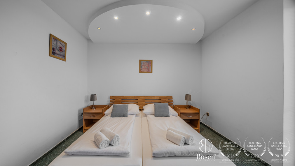 BOSEN | Zabehnutéhý penzión s reštauráciou a tenisovými kurtami, Nedožery-Brezany, 9.729 m2