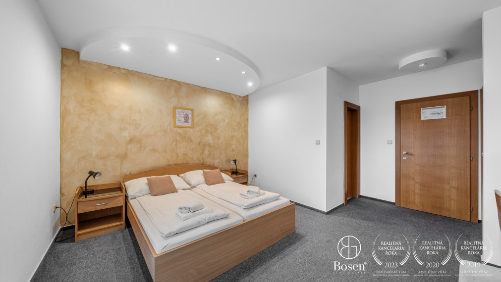 BOSEN | Zabehnutéhý penzión s reštauráciou a tenisovými kurtami, Nedožery-Brezany, 9.729 m2