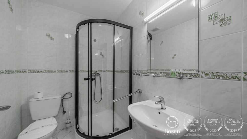 BOSEN | Zabehnutéhý penzión s reštauráciou a tenisovými kurtami, Nedožery-Brezany, 9.729 m2