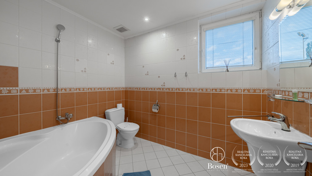 BOSEN | Zabehnutéhý penzión s reštauráciou a tenisovými kurtami, Nedožery-Brezany, 9.729 m2