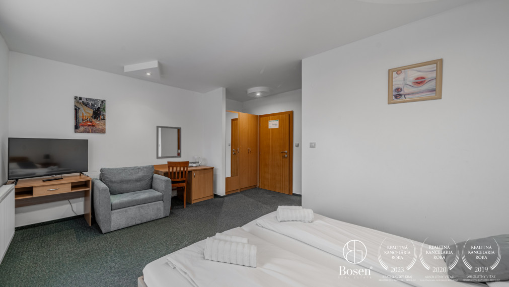 BOSEN | Zabehnutéhý penzión s reštauráciou a tenisovými kurtami, Nedožery-Brezany, 9.729 m2