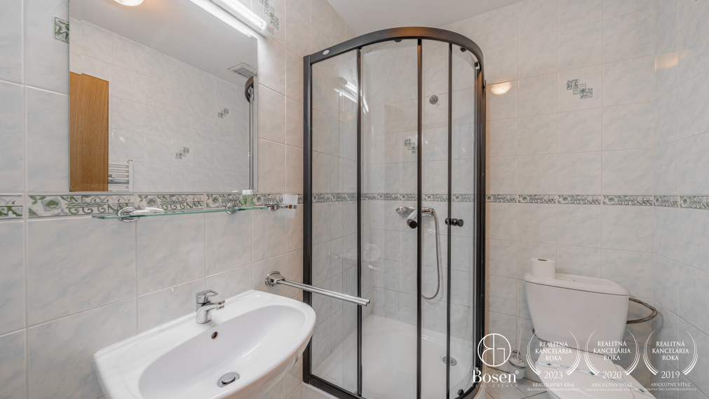 BOSEN | Zabehnutéhý penzión s reštauráciou a tenisovými kurtami, Nedožery-Brezany, 9.729 m2