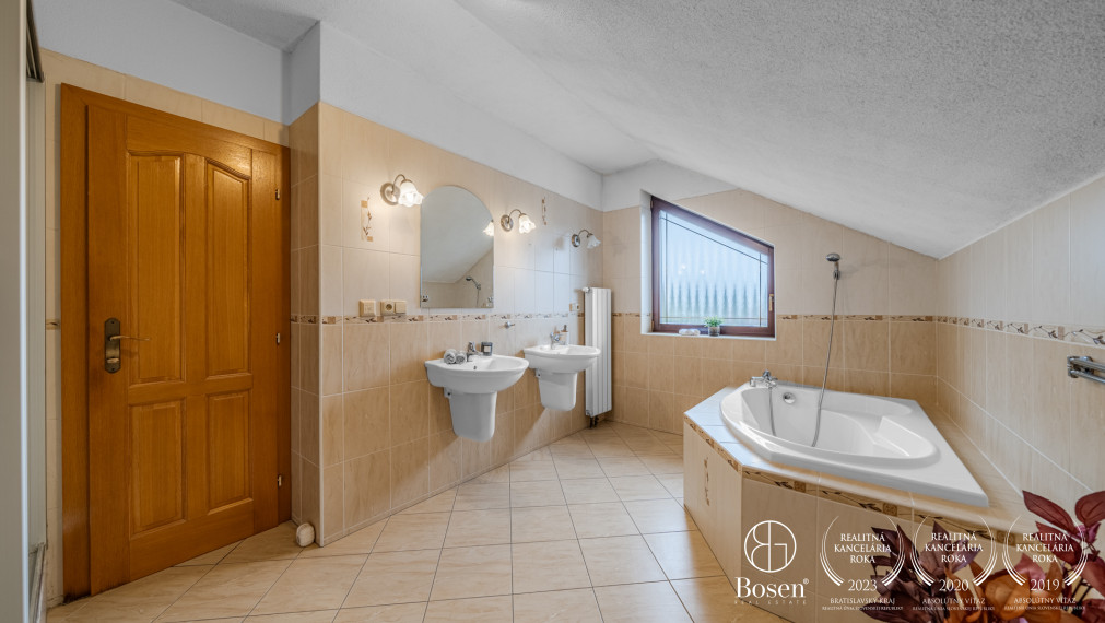 BOSEN | ZNÍŹENÁ CENA -  Rodinný dom s pozemkom 924 m2