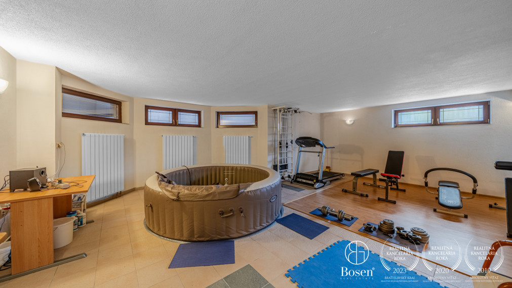 BOSEN | ZNÍŹENÁ CENA -  Rodinný dom s pozemkom 924 m2