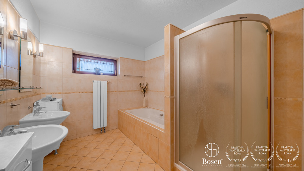 BOSEN | ZNÍŹENÁ CENA -  Rodinný dom s pozemkom 924 m2