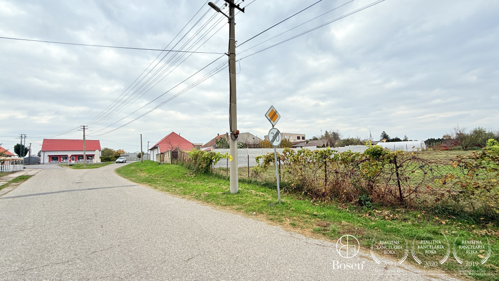 BOSEN | Pozemok situovaný v centre obce, Školská ulica, 1524 m2