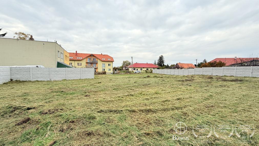 BOSEN | Pozemok situovaný v centre obce, Školská ulica, 1524 m2