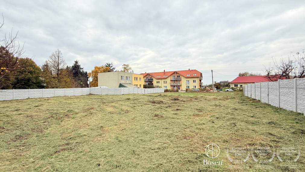 BOSEN | Pozemok situovaný v centre obce, Školská ulica, 1524 m2