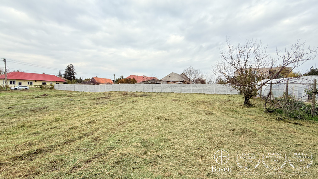 BOSEN | Pozemok situovaný v centre obce, Školská ulica, 1524 m2