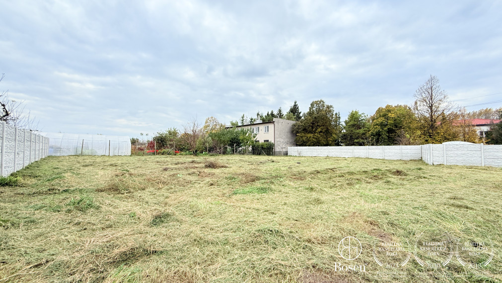 BOSEN | Pozemok situovaný v centre obce, Školská ulica, 1524 m2