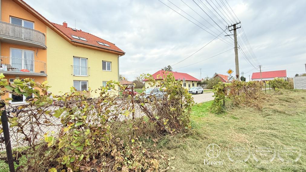 BOSEN | Pozemok situovaný v centre obce, Školská ulica, 1524 m2