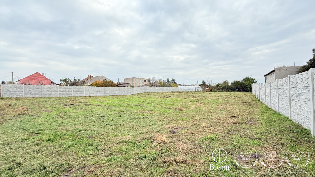 BOSEN | Pozemok situovaný v centre obce, Školská ulica, 1524 m2