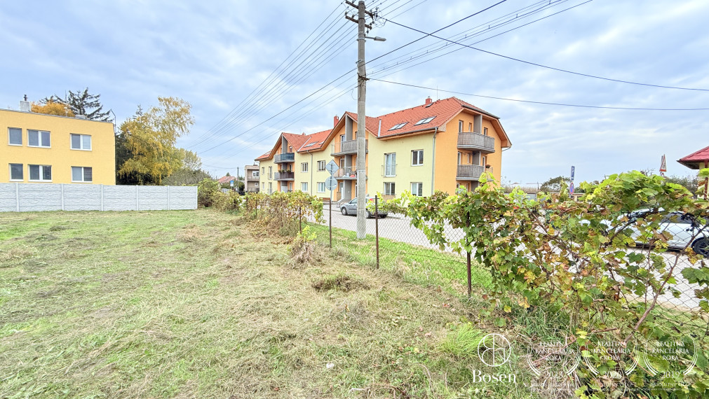 BOSEN | Pozemok situovaný v centre obce, Školská ulica, 1524 m2