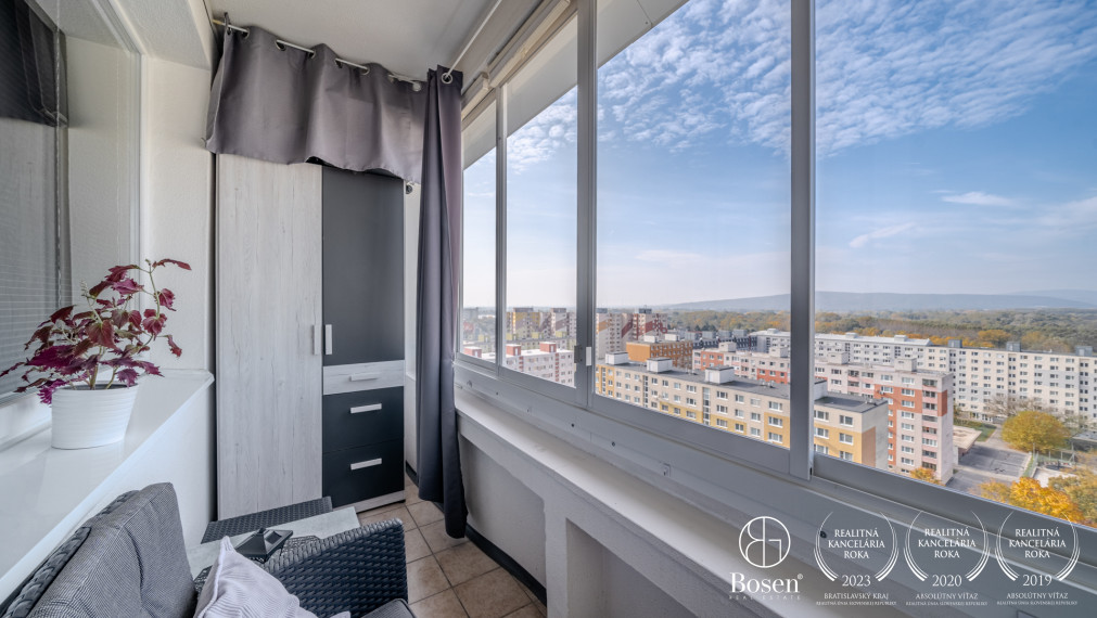 BOSEN | Na predaj zariadená garsónka s loggiou Bohrova ulica, Petržalka