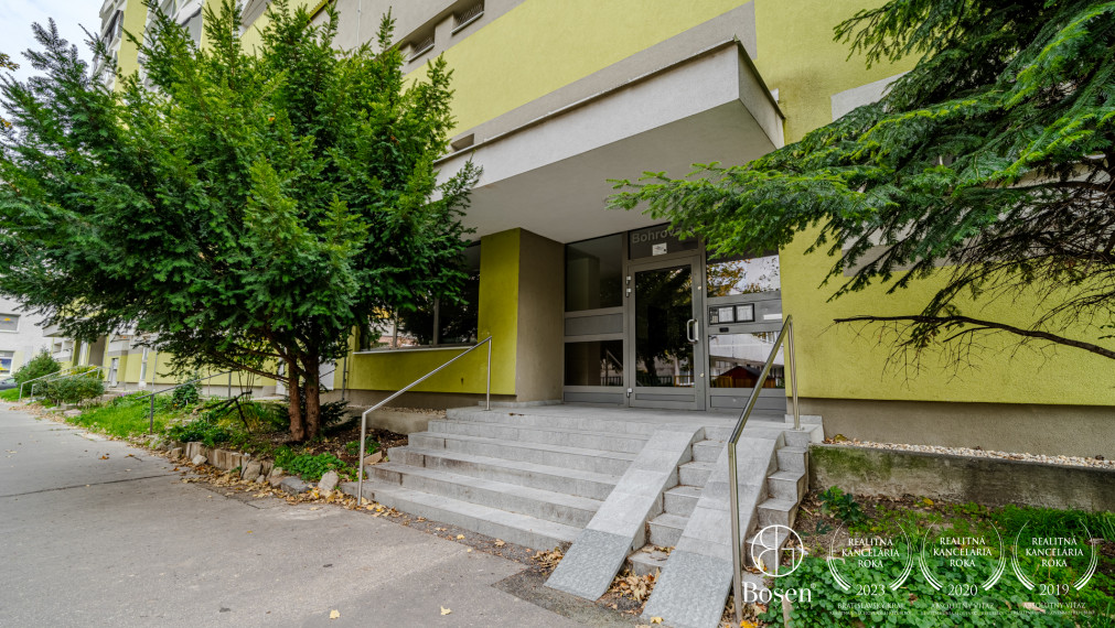 BOSEN | Na predaj zariadená garsónka s loggiou Bohrova ulica, Petržalka