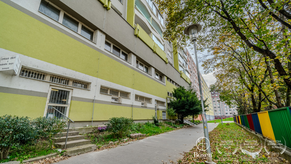 BOSEN | Na predaj zariadená garsónka s loggiou Bohrova ulica, Petržalka