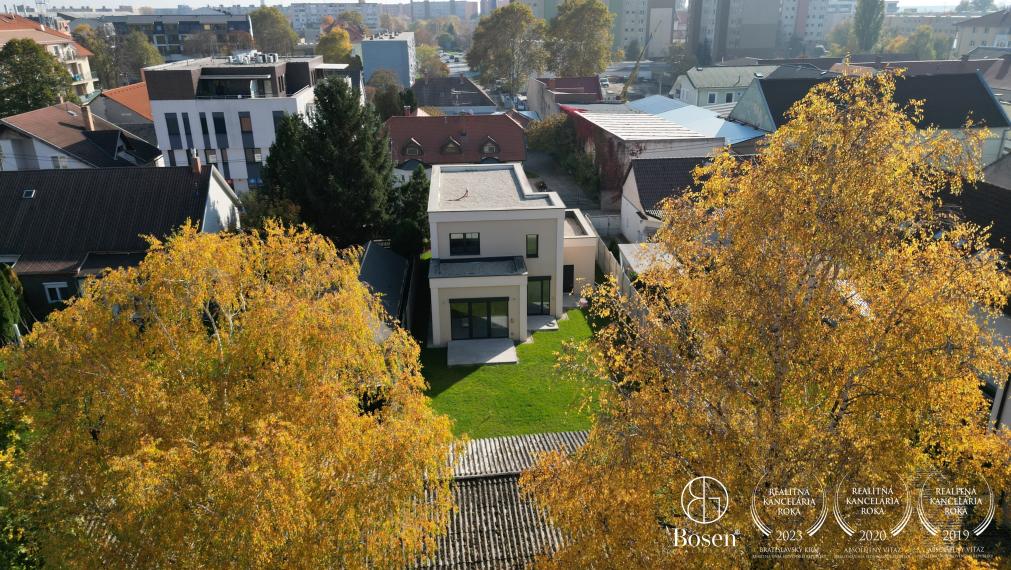 BOSEN | Poschodový 5i RD s garážou v centre mesta