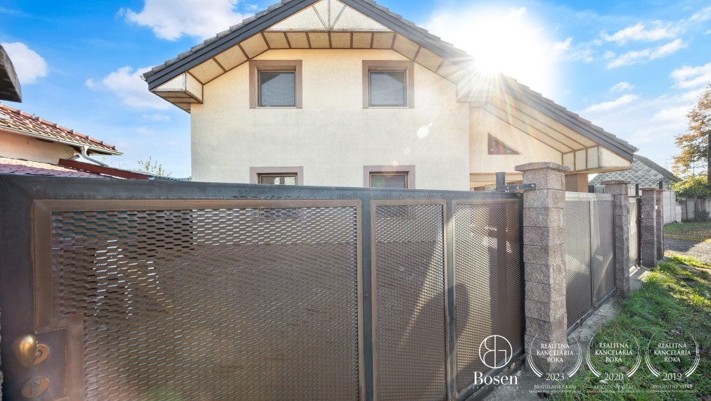 BOSEN | 5 izbový rodinný dom v Záhorskej Vsi s bazénom so solárnym panelom