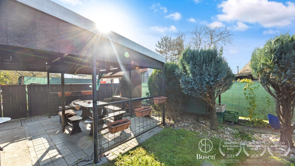 BOSEN | 5 izbový rodinný dom v Záhorskej Vsi s bazénom so solárnym panelom