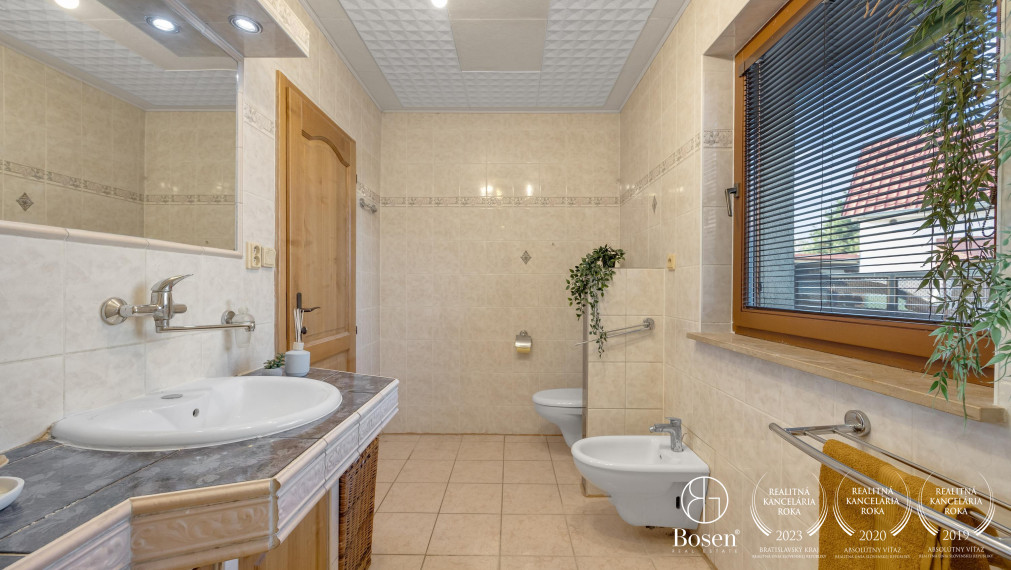 BOSEN | 5 izbový rodinný dom v Záhorskej Vsi s bazénom so solárnym panelom