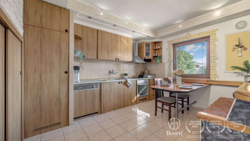 BOSEN | 5 izbový rodinný dom v Záhorskej Vsi s bazénom so solárnym panelom