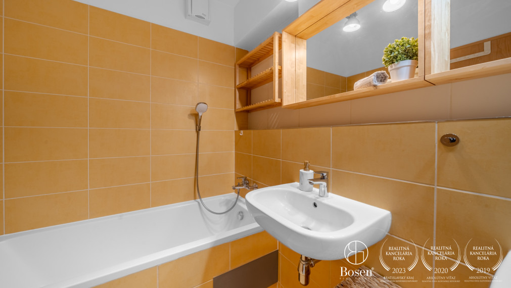 BOSEN | PRENAJATÉ: Zariadený 3 izbový byt s pekným výhľadom, parkovanie, Tri Veže, Bajkalská ul., Bratislava