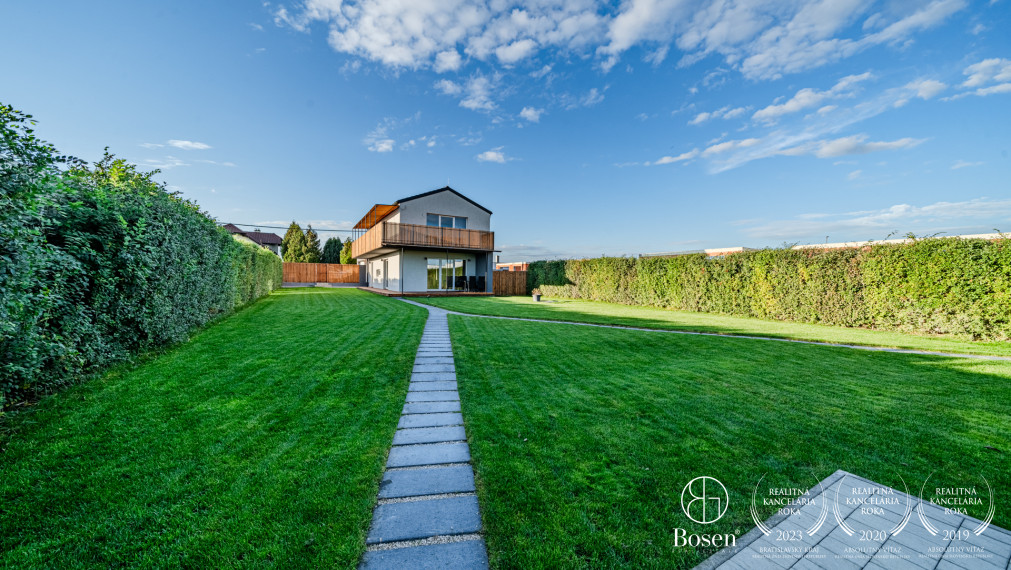 PREDANÉ BOSEN |  4-izbový poschodový dom, veľká dvojgaráž - Hviezdoslavov