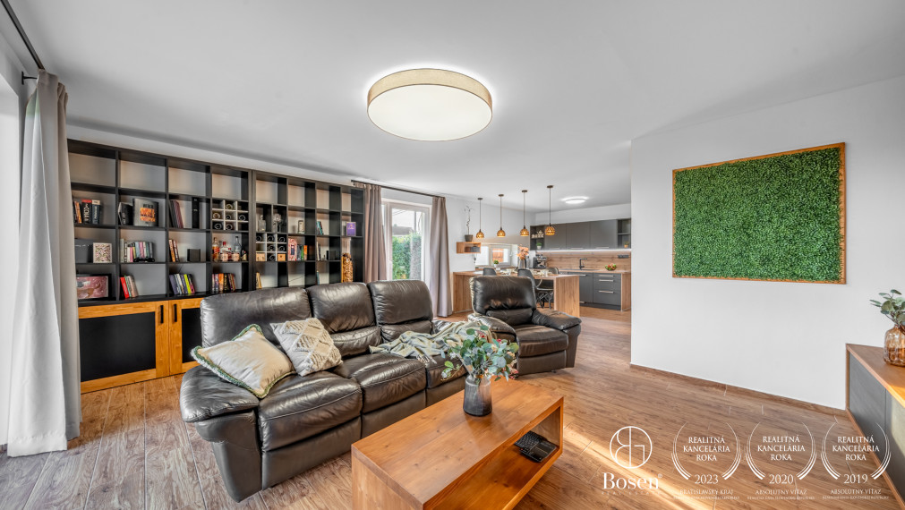 PREDANÉ BOSEN |  4-izbový poschodový dom, veľká dvojgaráž - Hviezdoslavov