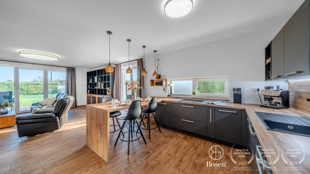 PREDANÉ BOSEN |  4-izbový poschodový dom, veľká dvojgaráž - Hviezdoslavov