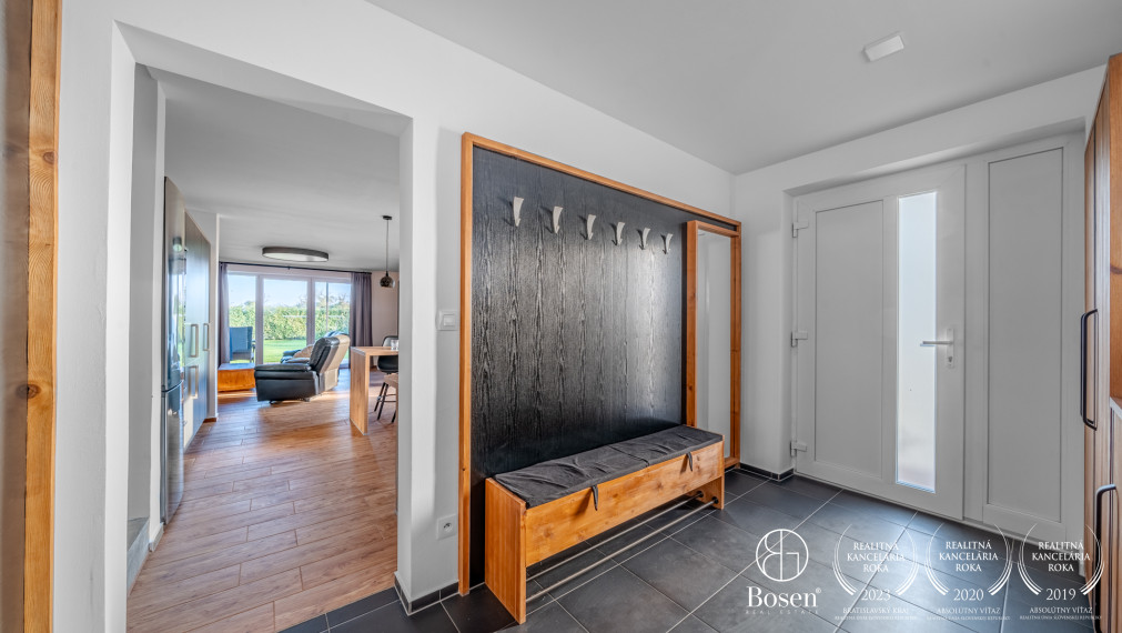 PREDANÉ BOSEN |  4-izbový poschodový dom, veľká dvojgaráž - Hviezdoslavov