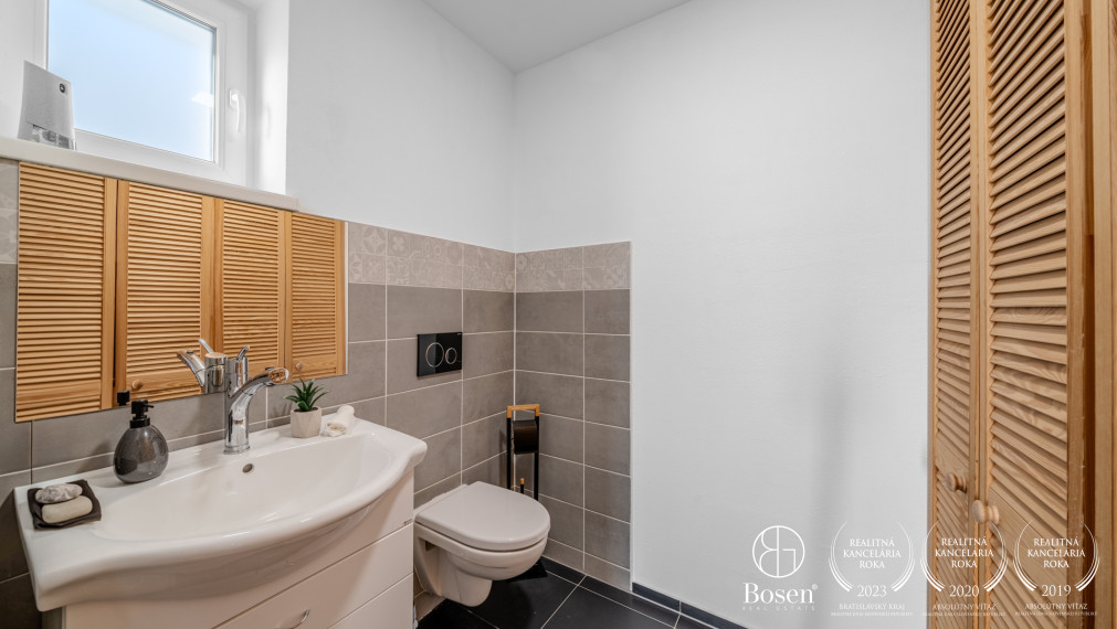 PREDANÉ BOSEN |  4-izbový poschodový dom, veľká dvojgaráž - Hviezdoslavov