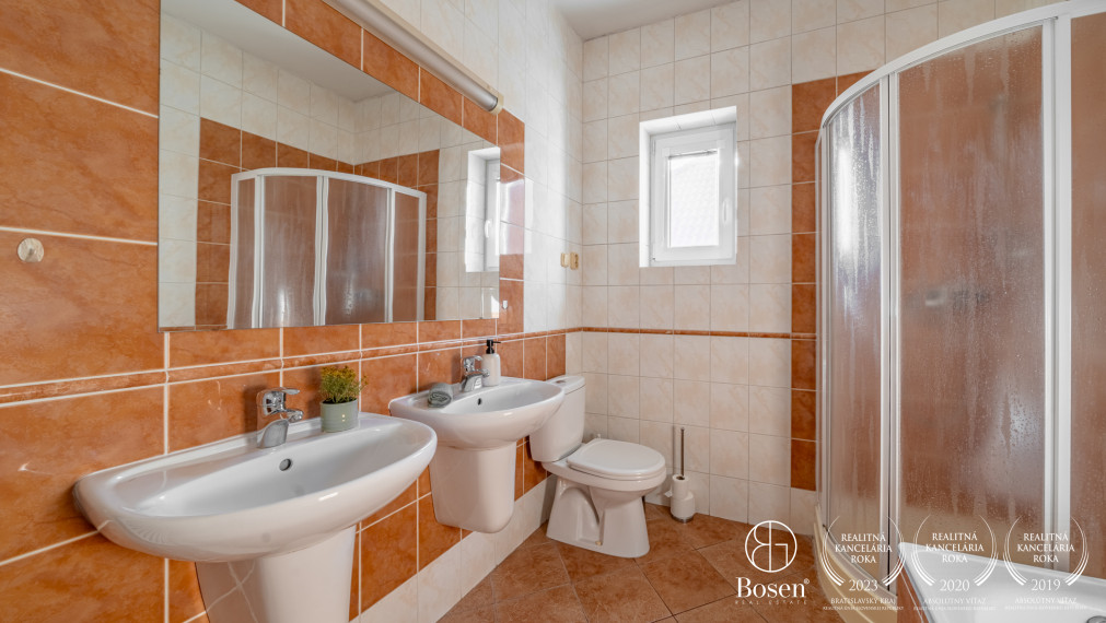 BOSEN |6 izbový RD s veľkou záhradou, s pivnicou a garážou v Miloslavove