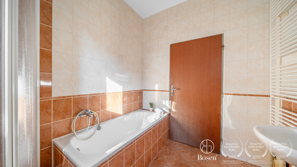 BOSEN |6 izbový RD s veľkou záhradou, s pivnicou a garážou v Miloslavove