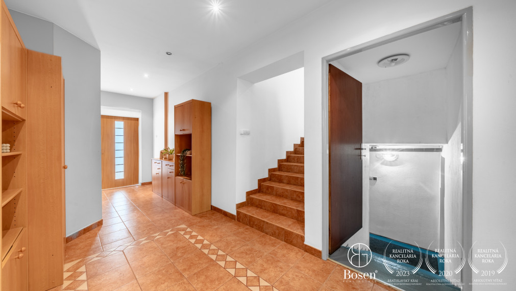 BOSEN |6 izbový RD s veľkou záhradou, s pivnicou a garážou v Miloslavove