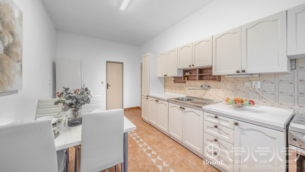 BOSEN |6 izbový RD s veľkou záhradou, s pivnicou a garážou v Miloslavove