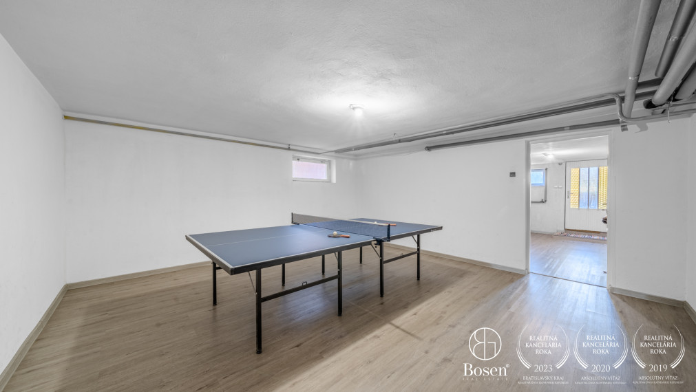 BOSEN |6 izbový RD s veľkou záhradou, s pivnicou a garážou v Miloslavove