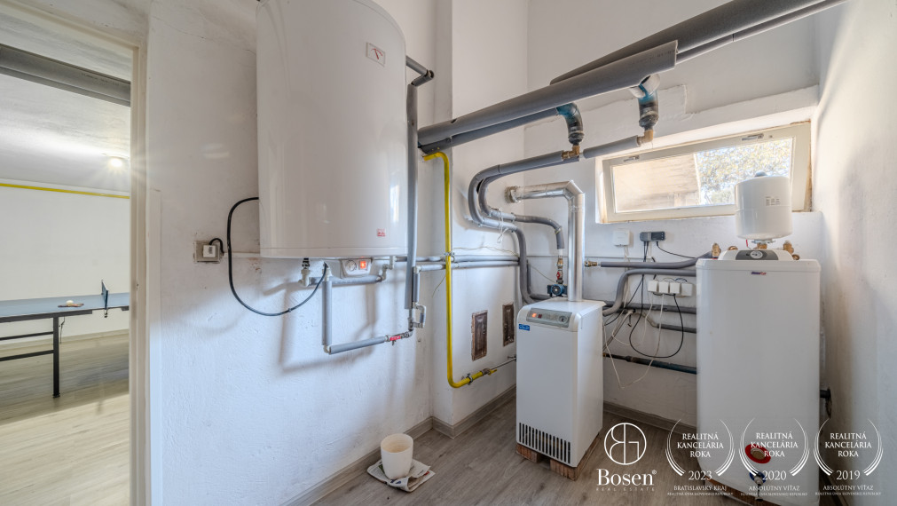 BOSEN |6 izbový RD s veľkou záhradou, s pivnicou a garážou v Miloslavove